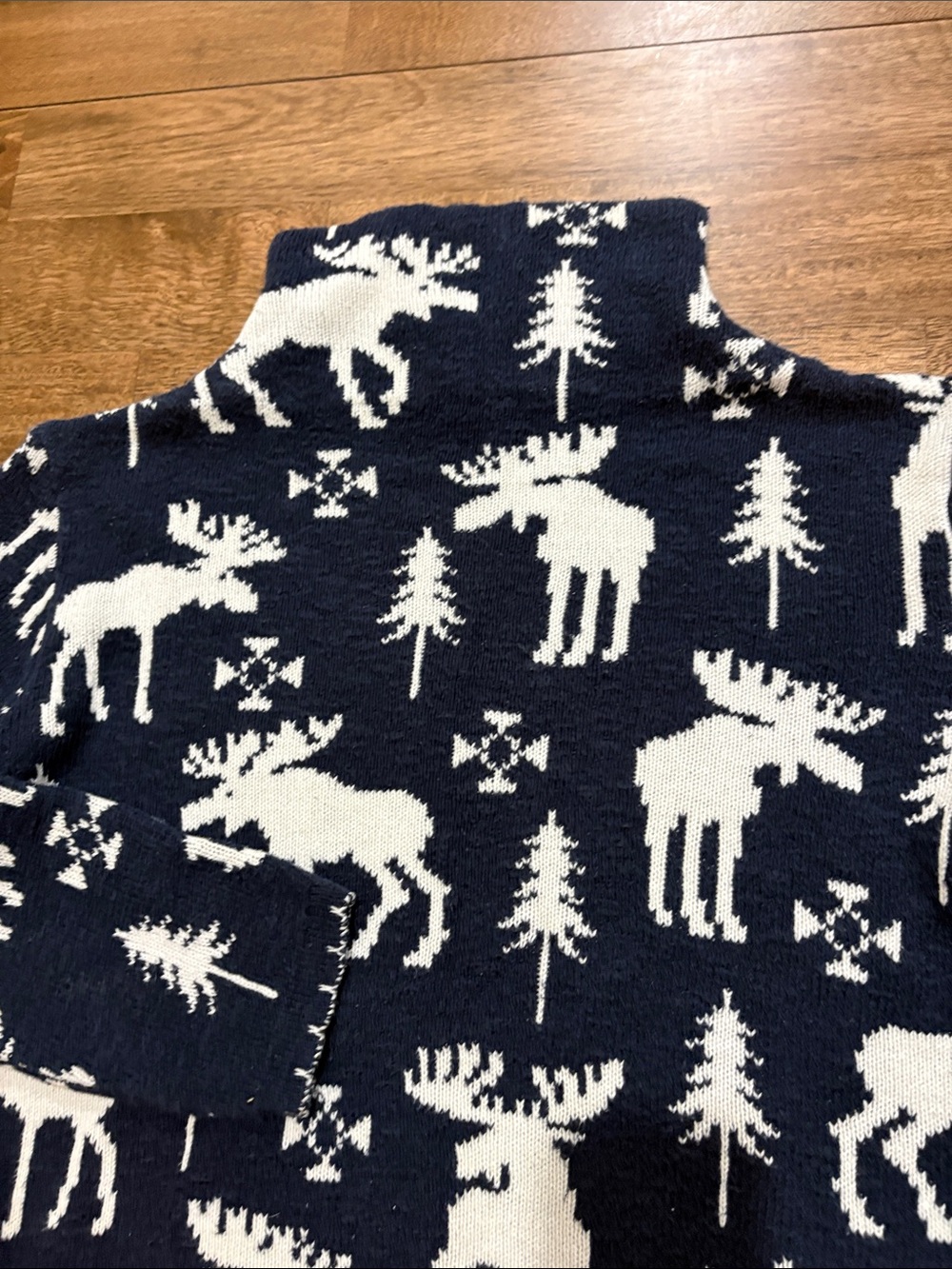 Urban Quest blue & white moose pattern cotton sweater, size Medium - Picture 4 of 8